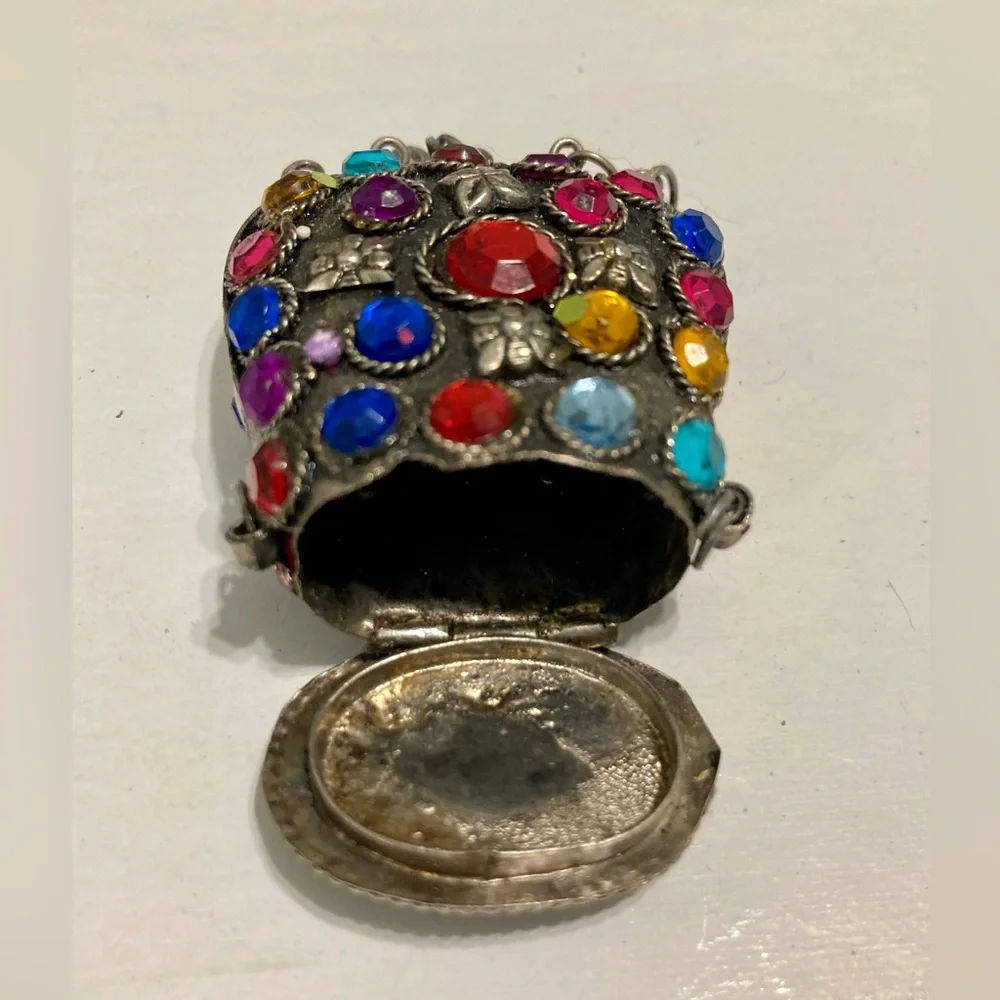 🔥HP🔥 VTG Small Sajai Metal Coin Purse With Stones Patina Missing one dangle